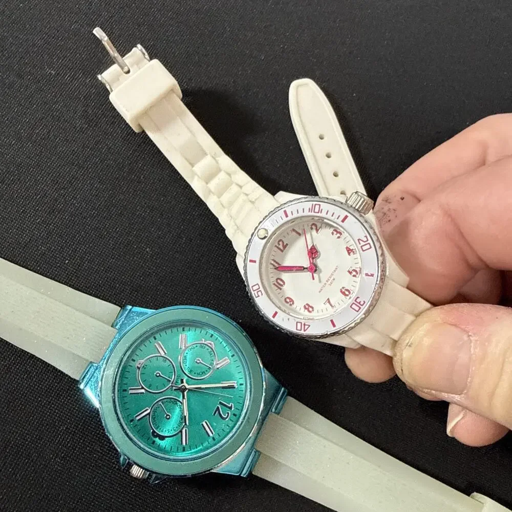 (A2) Bulk Lot Of 25 Watches Vintage And Modern Running On New Batteries!